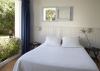 lit double dans la chambre donnant sur le jardin par une large baie vitre